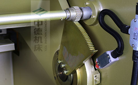 ZDS-450采用高精度刀片間隙調(diào)節(jié)齒輪，經(jīng)過淬火高硬度又耐磨，表面鍍鋅不生銹，長年累月使用依然有很高的調(diào)節(jié)精度.jpg