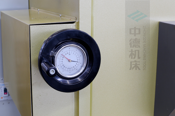 ZDG-832刀片間隙調(diào)節(jié)裝置，設(shè)置在機架前面，并有刻度顯示，調(diào)節(jié)方便.jpg