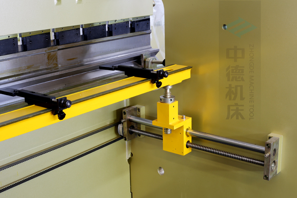 ZDP-10032高精度x軸結(jié)構(gòu)，采用滾珠絲桿，精度高無游隙，淬火高強(qiáng)度擋指，并有倒三角鎖卡裝置不掉落.jpg