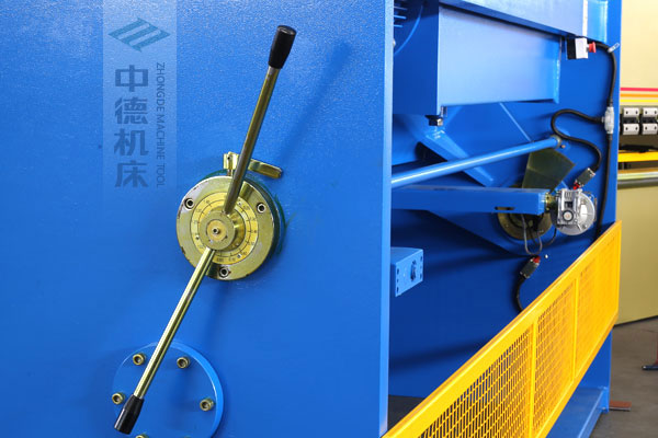 ZDSK-1232剪板機(jī)刀片間隙手動調(diào)節(jié)器，刻度清淅，調(diào)節(jié)省力又簡便.jpg