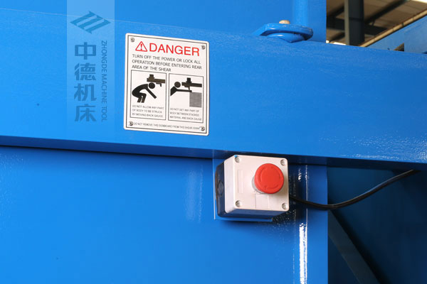 ZDSK-1232剪板機(jī)后部緊急停止按鈕，最大程度保障工人安全.jpg