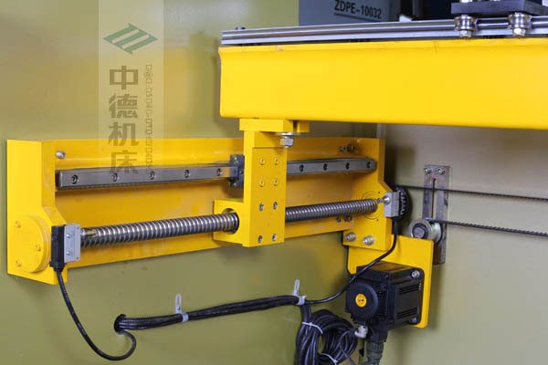 ZDPK-10032X軸配有滾珠絲桿及直線導(dǎo)軌，大功率伺服電機(jī)，鋼絲同步帶，能顯著提升X軸定位精度及速度