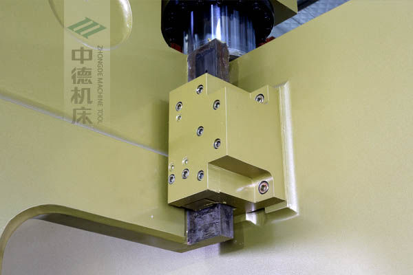 ZDP-20050加厚型滑塊導(dǎo)軌，強(qiáng)有力的保持滑塊間隙，有效減少工作時(shí)的抖動(dòng).jpg