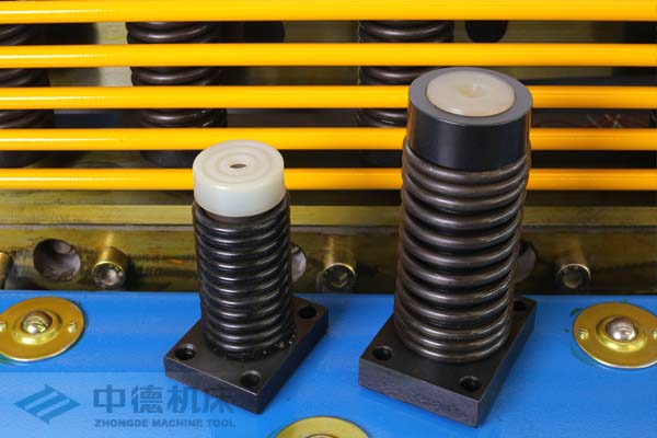 ZDS-1632采用高品質(zhì)壓料油缸，不滲油不會(huì)在板材表面留有油污.jpg
