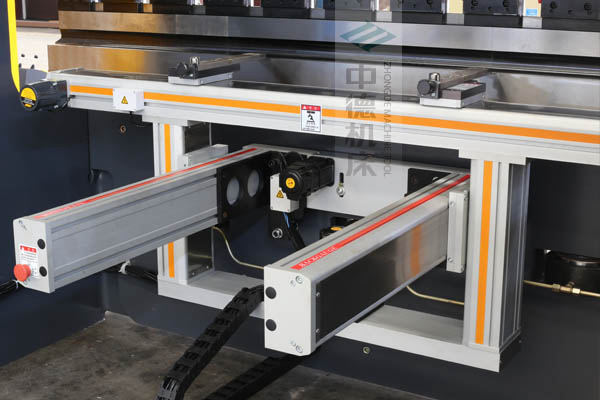 ZDPE8025-4+1軸全封套加強(qiáng)型鋁合金后檔料系統(tǒng)，內(nèi)有成套滾珠絲桿和直線導(dǎo)軌，精度高速度快噪音低.jpg