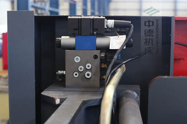 ZDPE8025采用進(jìn)口液壓系統(tǒng)，穩(wěn)定無故障，耐高溫高壓，持久工作精度高.jpg