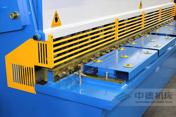 ZDS-432剪板機進料口，安全防護，進料無阻，又能直接觀看到燈光對線的剪切位置.jpg