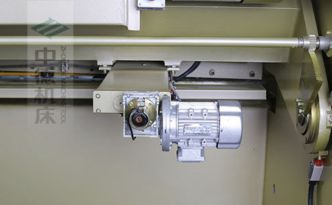 ZDS-640剪板機后檔料結構，平行度高，并采用國內一流品牌軸承，耐磨抗壓壽命長.jpg